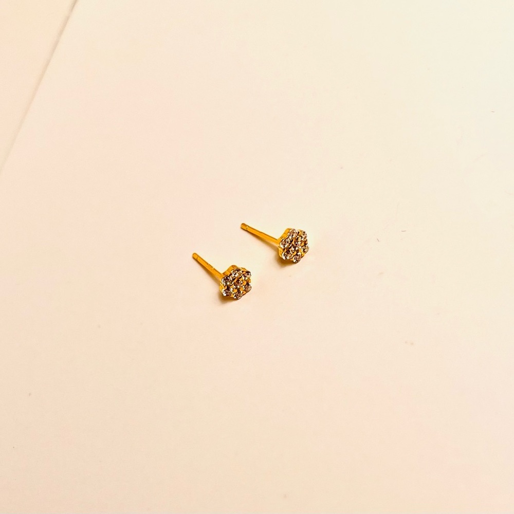 Stunning flower stud earrings